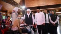 Penyerahan bantuan ASPD oleh Gubernur Jatim Khofifah Indar Parawansa, didampingi Bupati Gresik dan Kepala Dinsos Jatim.