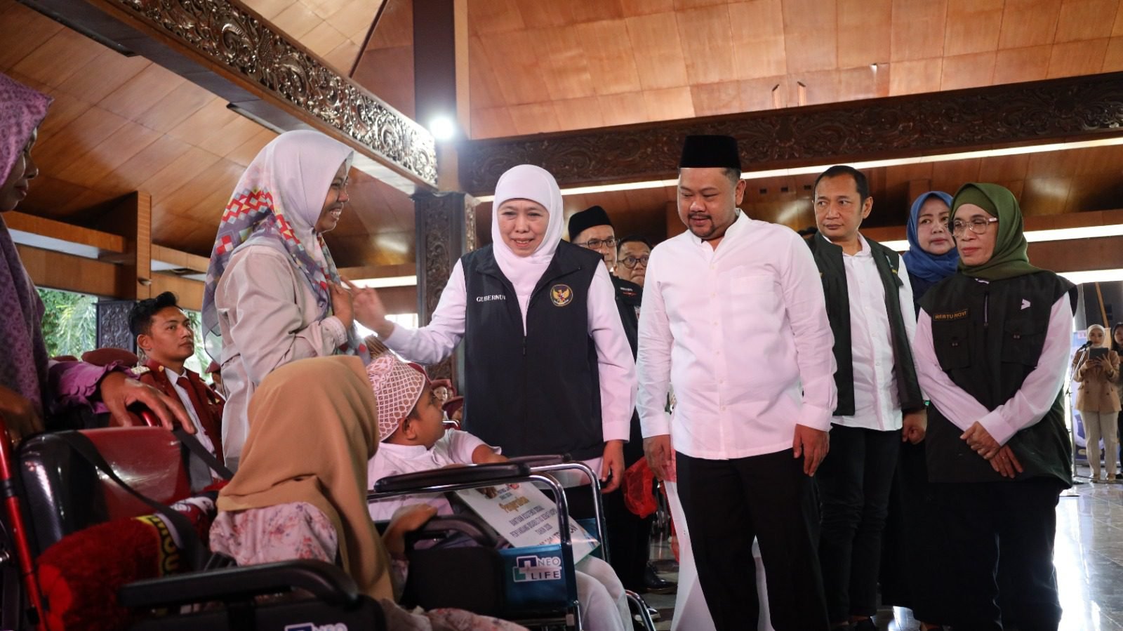 Penyerahan bantuan ASPD oleh Gubernur Jatim Khofifah Indar Parawansa, didampingi Bupati Gresik dan Kepala Dinsos Jatim.