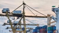 Proses bongkar muat di dermaga internasional TPS