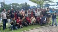 Anggota Tim Patroli Air Terpadu Jatim Bertugas