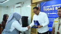 Ketua GINSI Jawa Timur, Hana Belladina, memberikan apresiasi penghargaan kepada Direktur Utama TPS, Ali Sodikin pada Kamis (10-9) di Ruang Toba TPS
